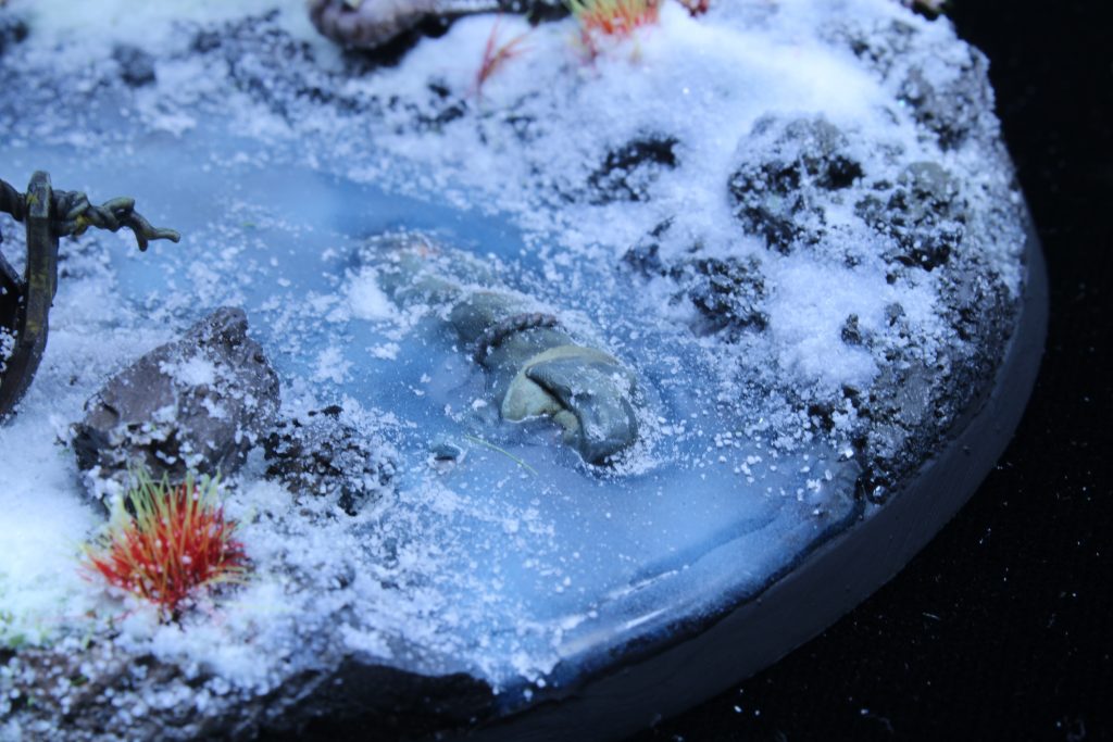 Base mit Schnee- und Eiseffekt und einer toten, im Fluss eingefrorenen Nonne